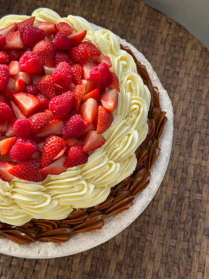 Kisslova pavlova rellena con tres leches flan y frutas frescas