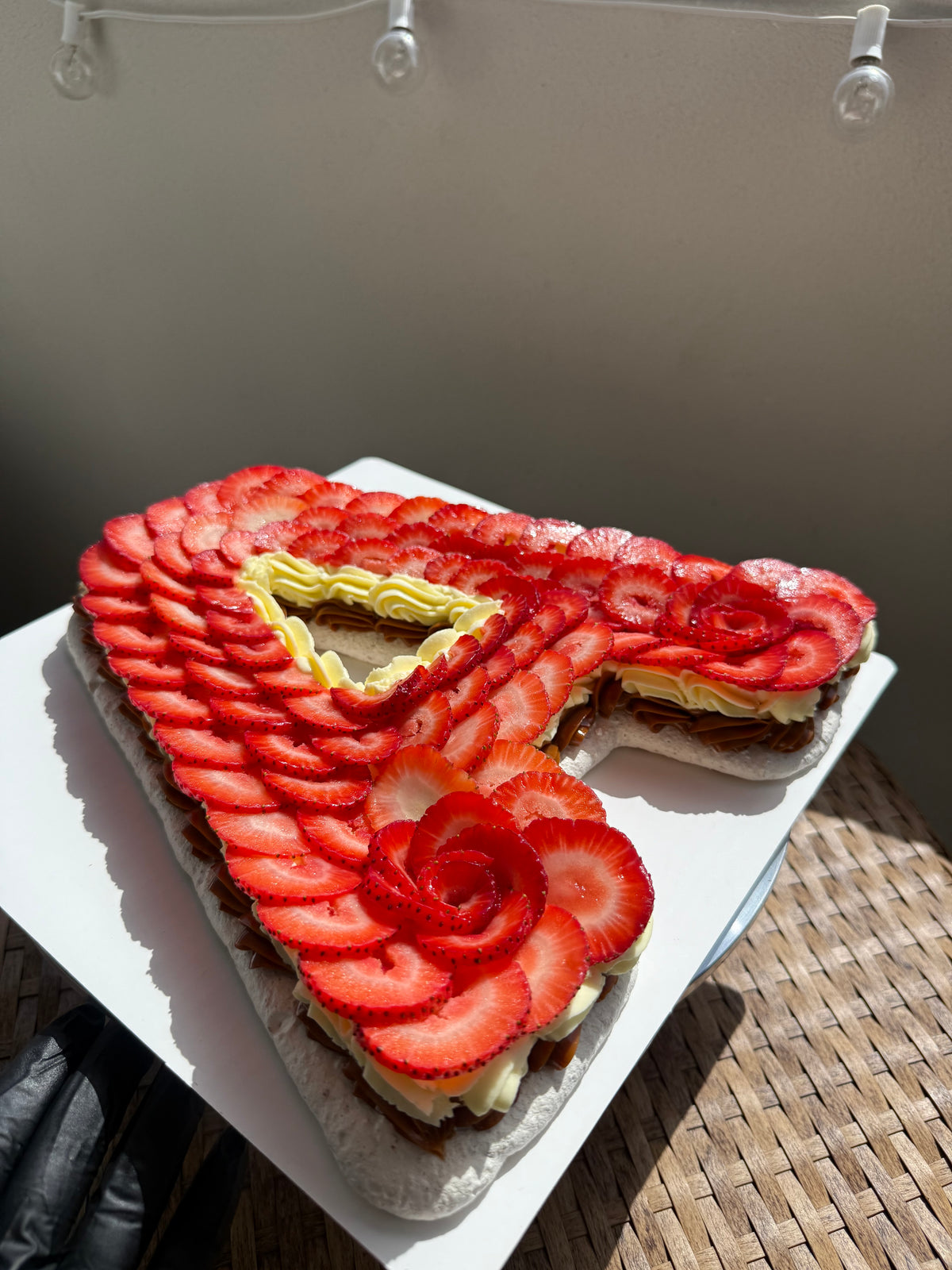 Pistachio Cakelova letter cake, photo 3 – Pavlova by FM Miami