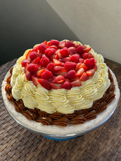Kisslova pavlova rellena con tres leches flan y frutas frescas